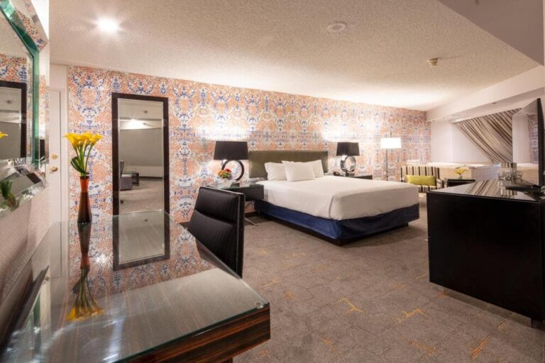 Luxor Hotel and Casino Las Vegas 4 768x512